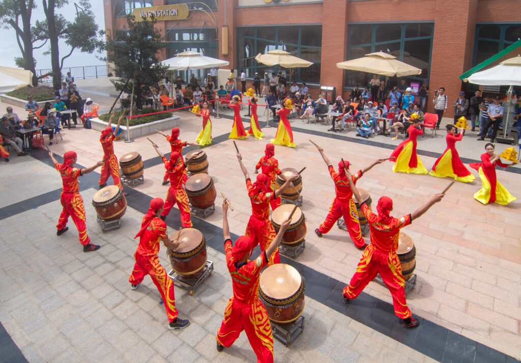 lễ hội trên núi bà đen