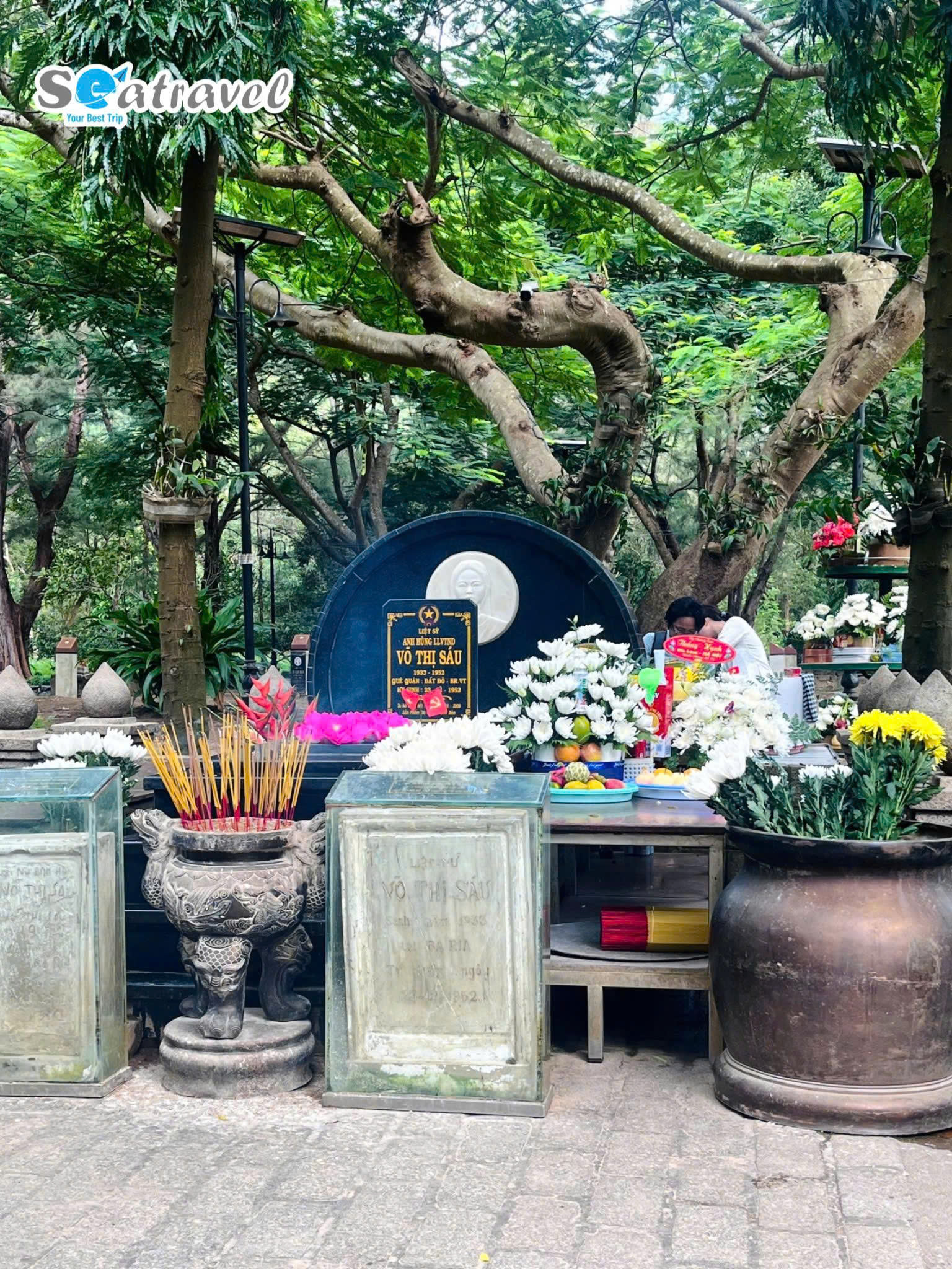 VIẾNG MỘ CÔ SÁU