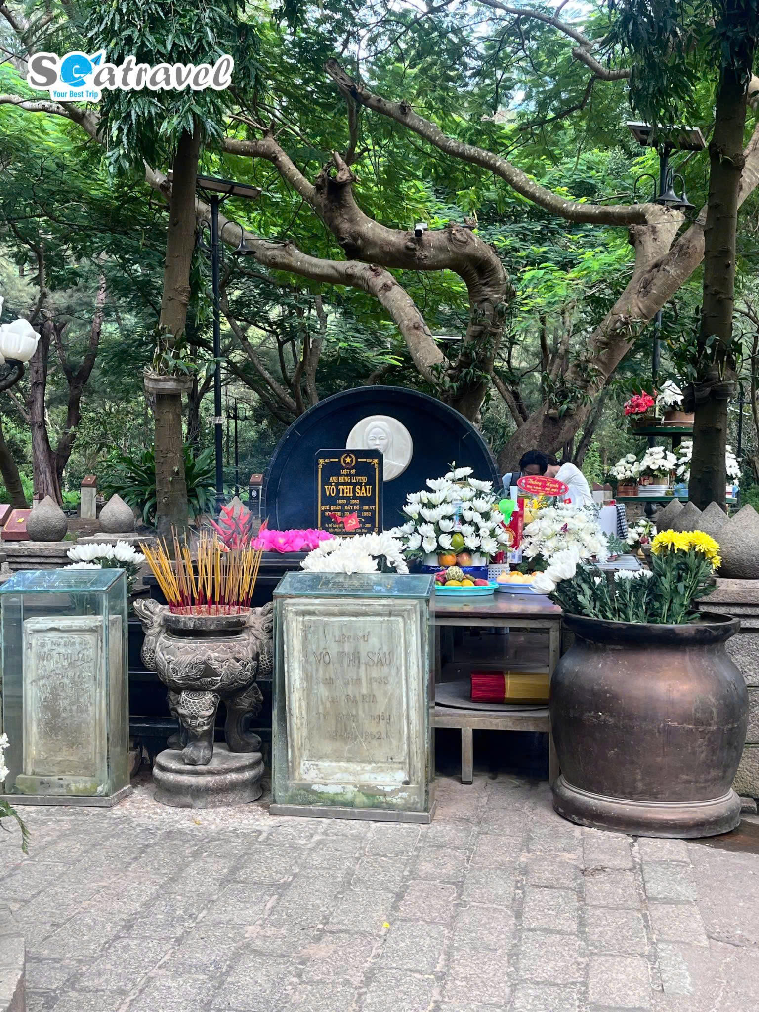 VIẾNG MỘ CÔ SÁU