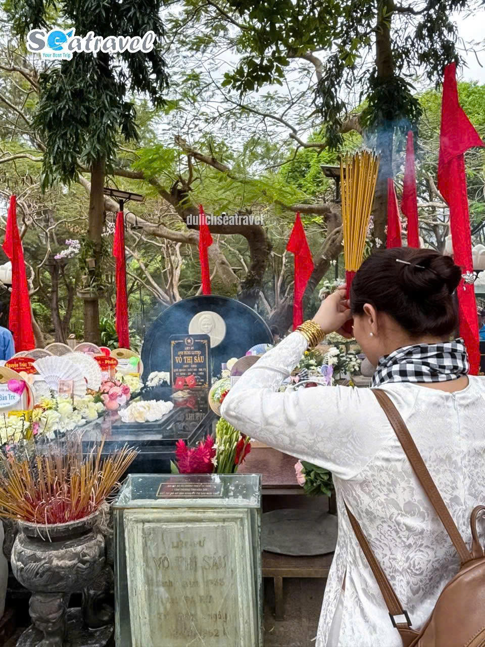 VIẾNG MỘ CÔ SÁU